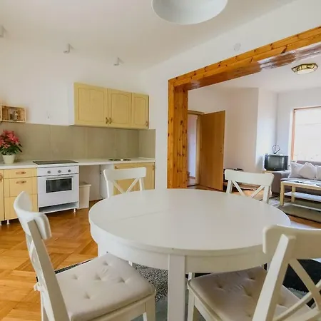 Family House With Free Parking In Quiet Area